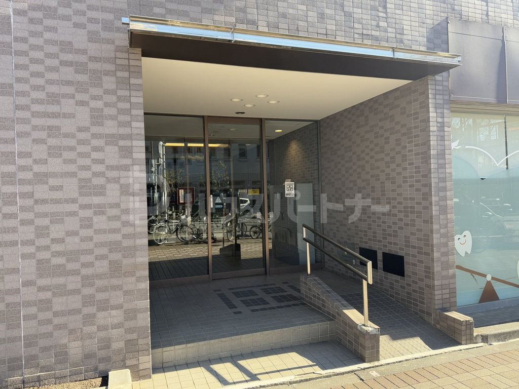 【江東区亀戸のマンションのエントランス】