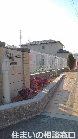 【碧南市岬町のアパートのエントランス】