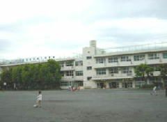 【府中市是政のマンションの小学校】