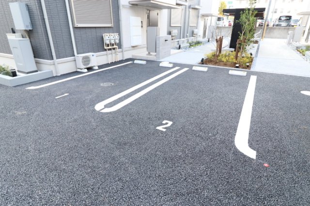 【成田市公津の杜のアパートの駐車場】