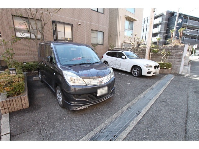 【大阪市住吉区帝塚山西のマンションの駐車場】