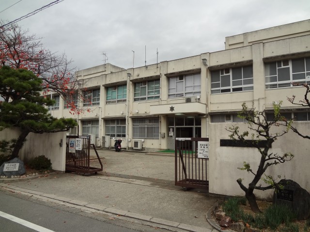 小学校　登美丘南小学校（小学校）まで862m