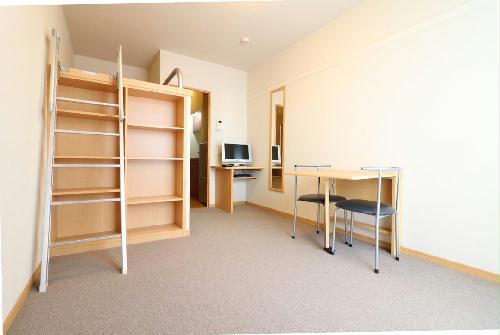 居室・リビング　ベッド下に収納スペースあり！荷物が多くても十分に収まります