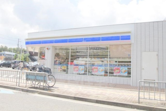 コンビニ　ローソン　吹田片山二丁目店（コンビニ）まで320m