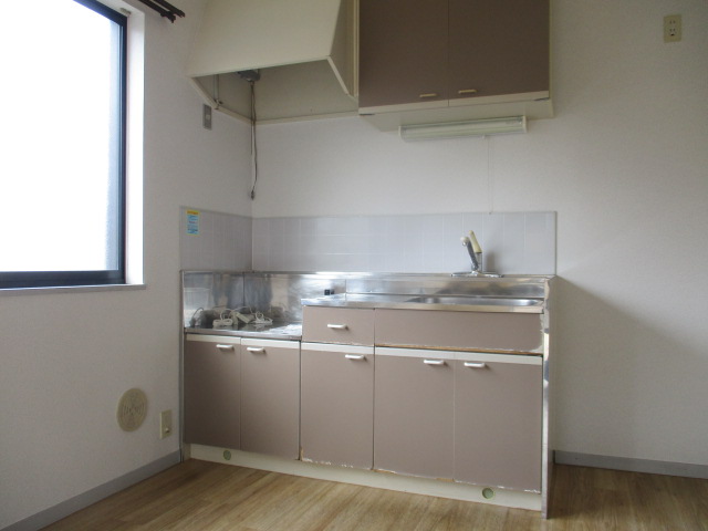 キッチン　キッチン＆ダイニングスペースにも窓付き。