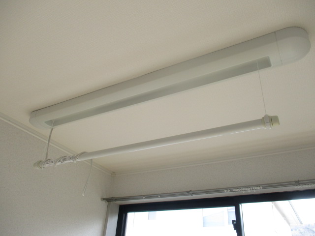 その他　便利な室内物干し機あり。