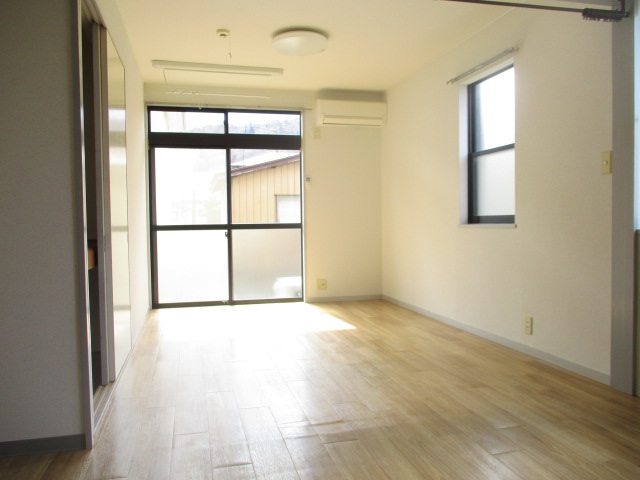 居室・リビング　南向き＆2面採光で明るい居室です♪