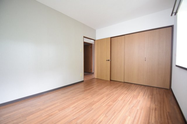 居室・リビング　６帖の洋室。収納スペースもしっかりあります。