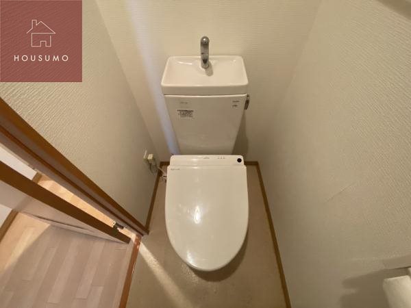 トイレ　落ち着いた色調のトイレです