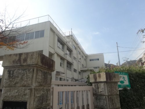 中学校　宝梅中学校（中学校）まで573m