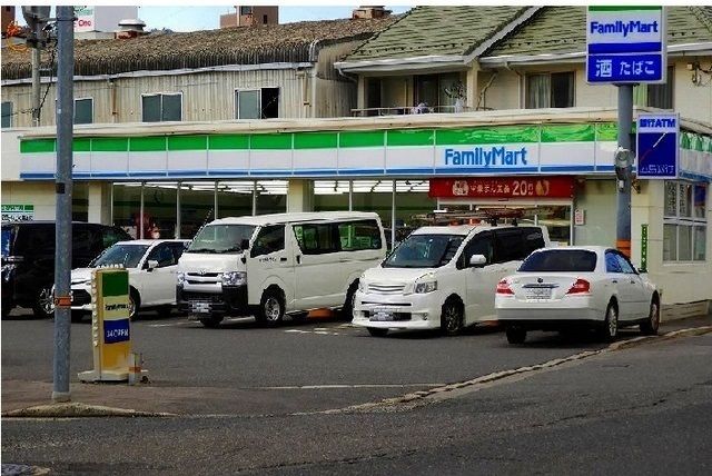 コンビニ　ファミリーマート（コンビニ）まで1500m