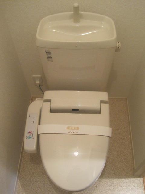 トイレ　寒い日には嬉しい温水洗浄暖房便座が付いています