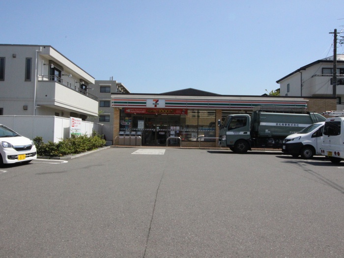 コンビニ　セブンイレブン（コンビニ）まで338m