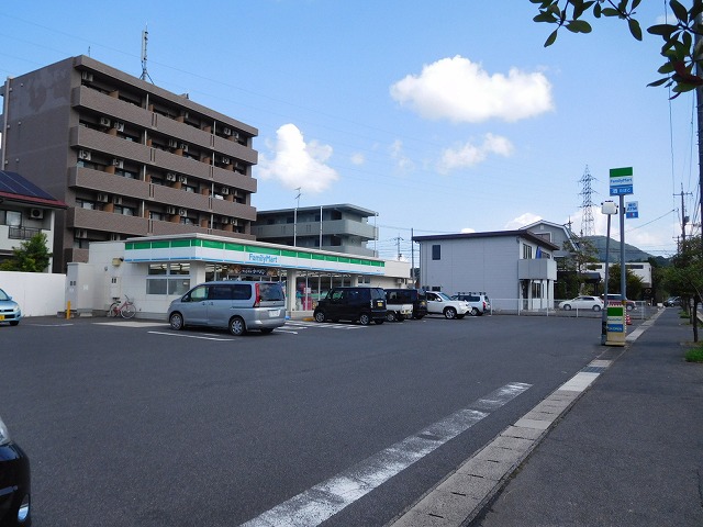 コンビニ　ファミリーマート楽山店（コンビニ）まで708m