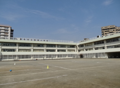 小学校　調布市立国領小学校（小学校）まで884m