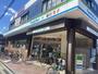 コンビニ　ファミリーマート 薬ヒグチ岩田南店（コンビニ）まで133m
