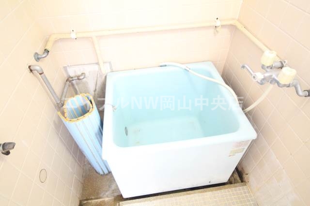 バス・シャワールーム　バスルームに窓付き