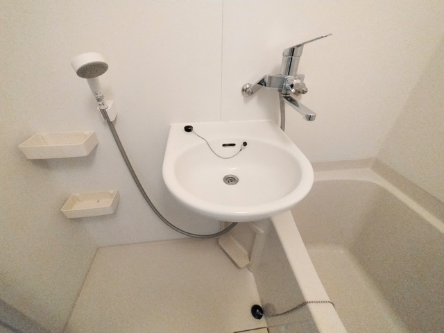 洗面設備　浴室内に洗面台あり