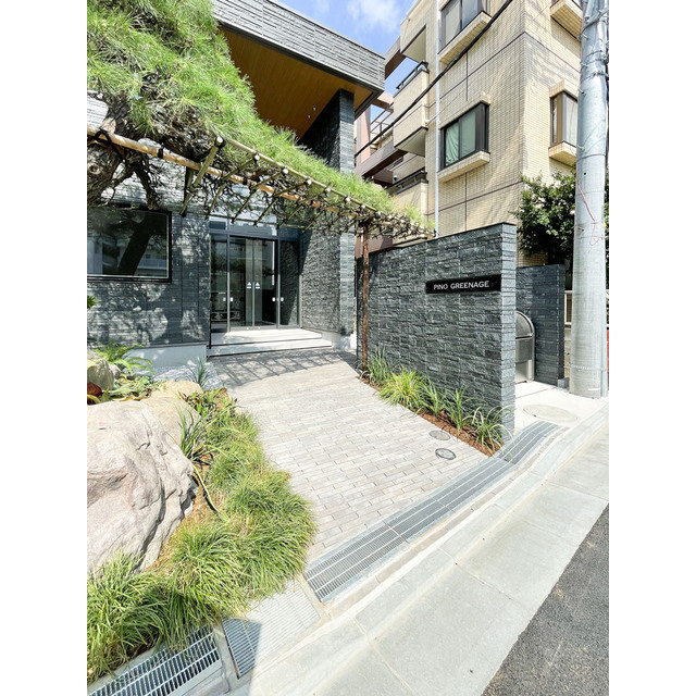 建物外観　モダンな佇まいのエントランス