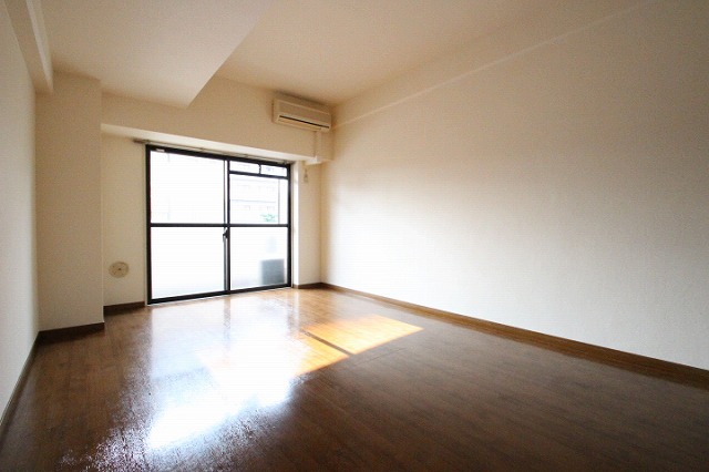 居室・リビング　同物件、別号室のものです。