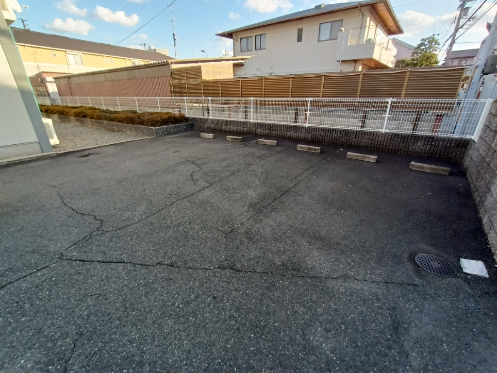 その他　駐車場は別料金です。