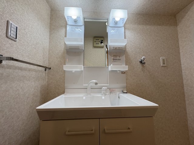 洗面設備　明るい洗面所です