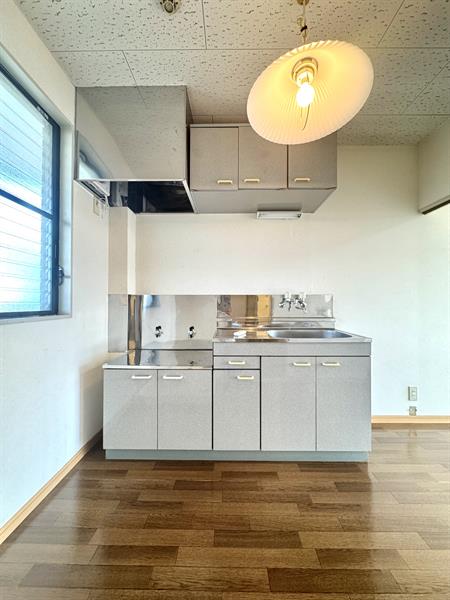 キッチン　窓もあるので換気もしやすいです！