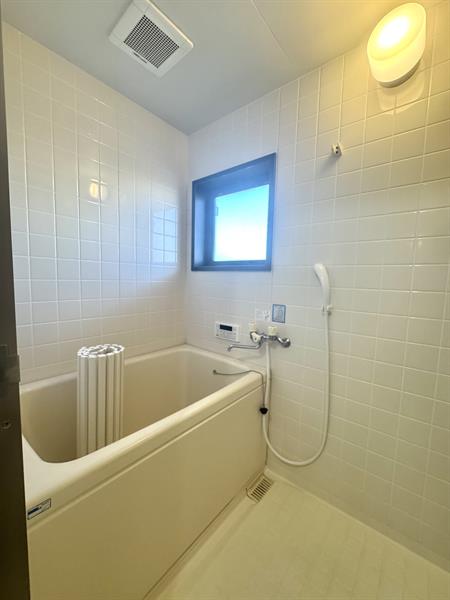 バス・シャワールーム　浴室に窓のあるので、カビ対策にもなります！