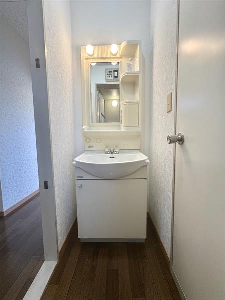 洗面設備　独立洗面台付きで朝の身支度もばっちりです！