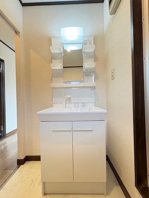 洗面設備　朝の忙しい時間に便利な独立洗面台。