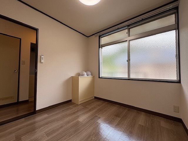 その他部屋・スペース　６帖の洋室には快適な生活に欠かせないエアコンも付いています