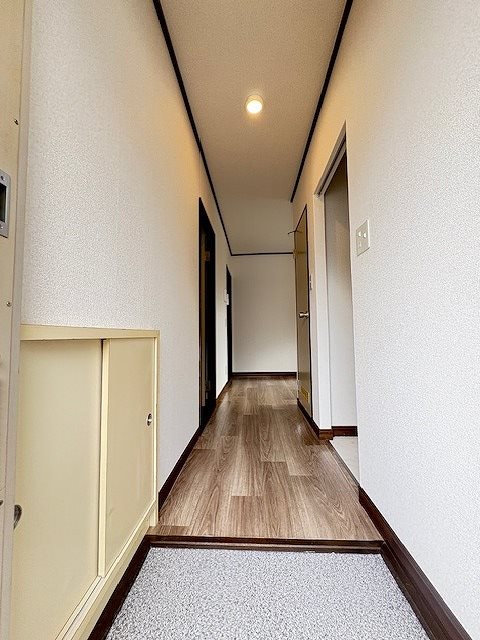 玄関　コンパクトな玄関収納付。