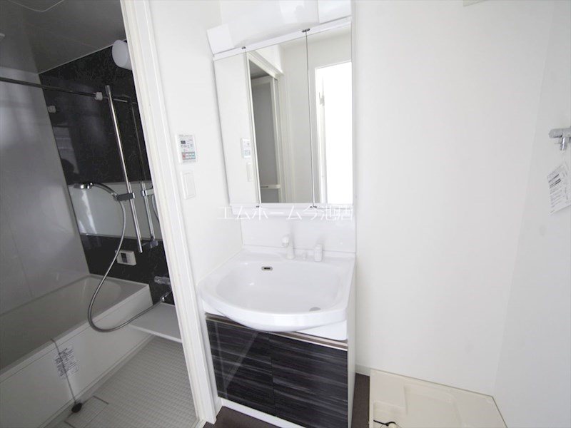 洗面設備　脱衣所　独立洗面台（シャンプードレッサー付）