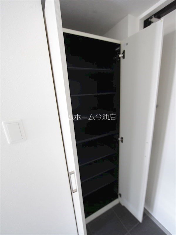 玄関　玄関　シューズボックス付