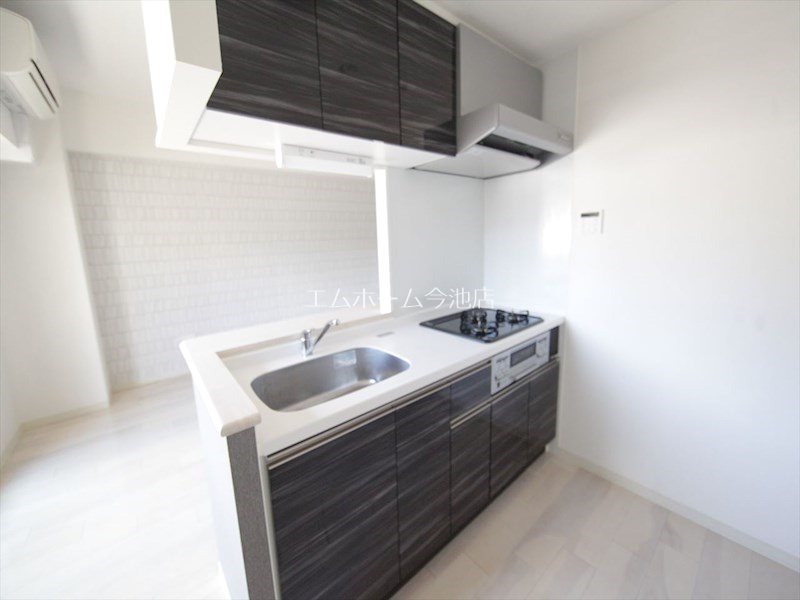 キッチン　システムキッチン（ガス3口グリル付）