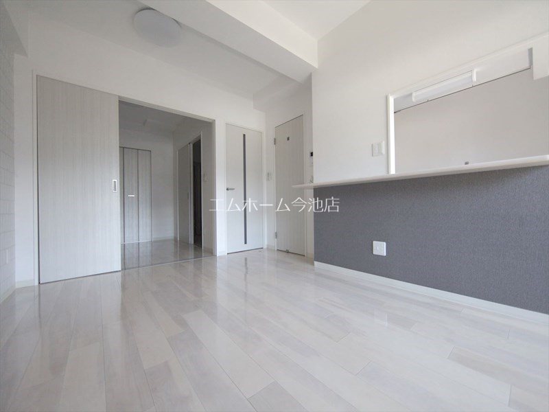 居室・リビング　LDK12.58帖　エアコン付　バルコニーに面しています