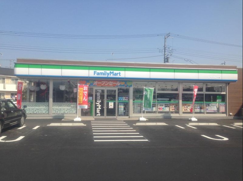 コンビニ　ファミリーマート 黒川本通五丁目店（コンビニ）まで303m