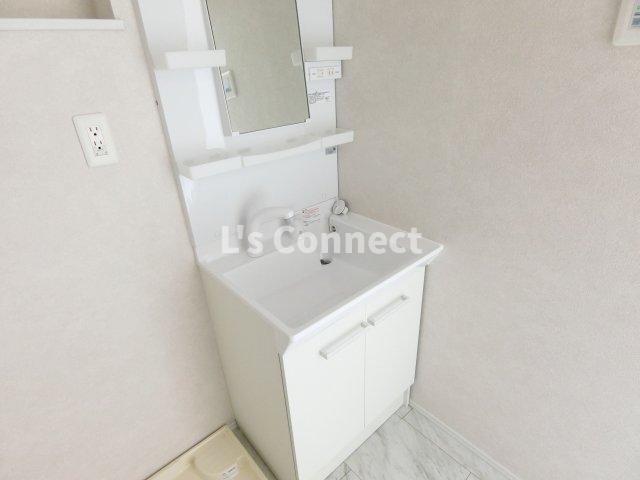 洗面設備　朝の支度もスムーズな独立洗面台。