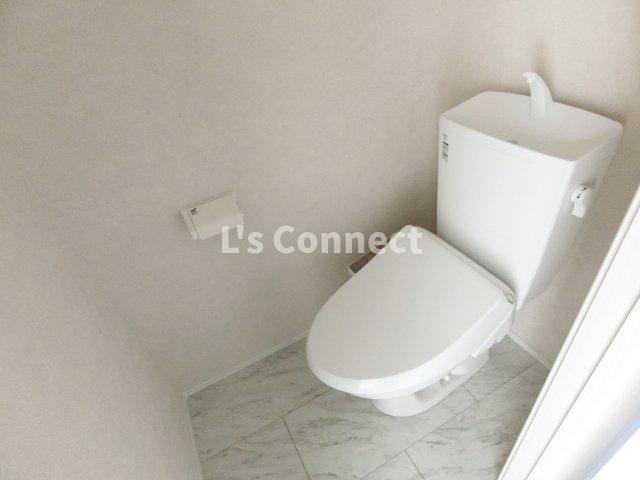 トイレ　温水洗浄便座付きのトイレ。