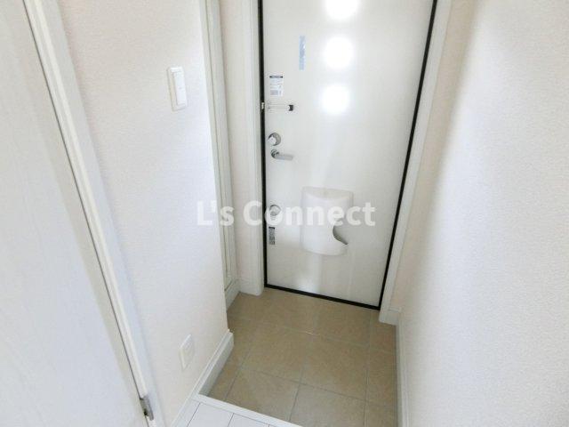 玄関　背の高い下駄箱には鏡付きで身だしなみチェック。