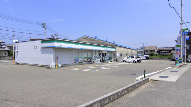 コンビニ　ファミリーマート　西垣生店（コンビニ）まで450m