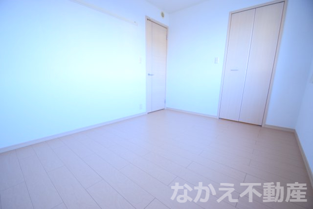 その他部屋・スペース　落ち着いた色調の寝室です