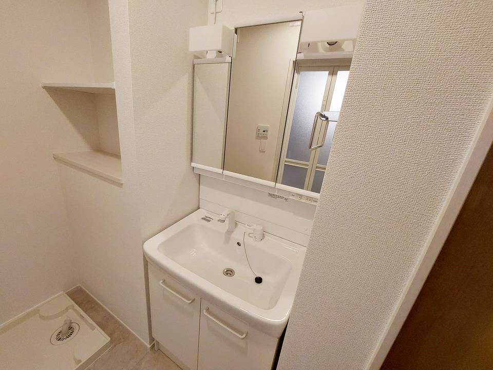 洗面設備　シャワー付洗面化粧台