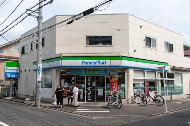 コンビニ　ファミリーマート ひばりヶ丘駅東店（コンビニ）まで568m