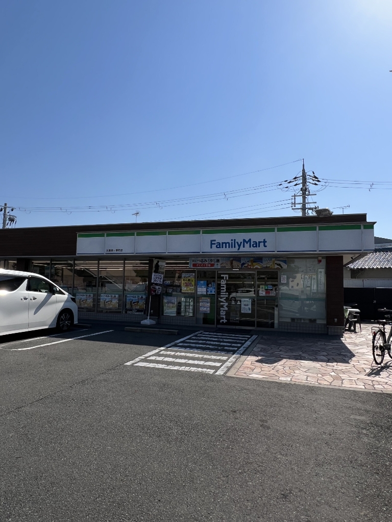 コンビニ　ファミリーマート 太秦森ケ東町店（コンビニ）まで724m