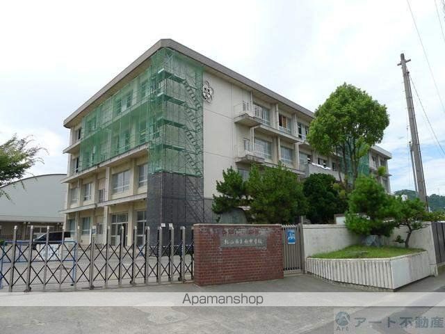 中学校　松山市立西中学校（中学校）まで2210m