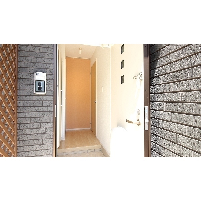 玄関　階段へ続く玄関スペース