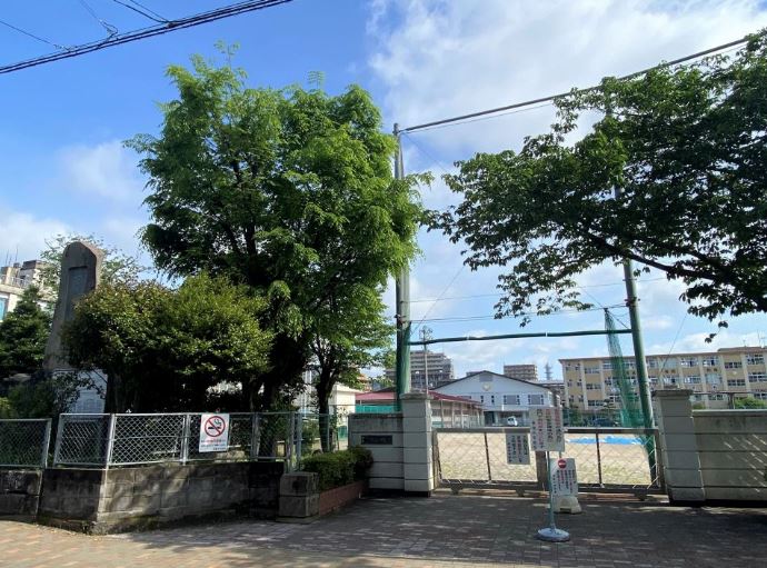 中学校　甲南中学校（中学校）まで487m