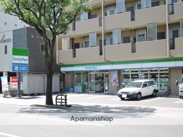 コンビニ　ファミリーマートナポリ通り店（コンビニ）まで459m