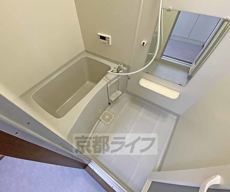 バス・シャワールーム　スッキリとした浴室です。